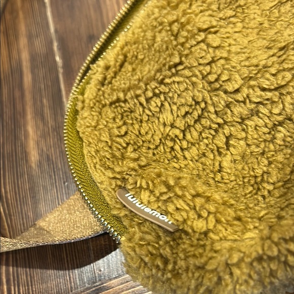 Lululemon Sherpa Belt Bag - Picture 4 of 11